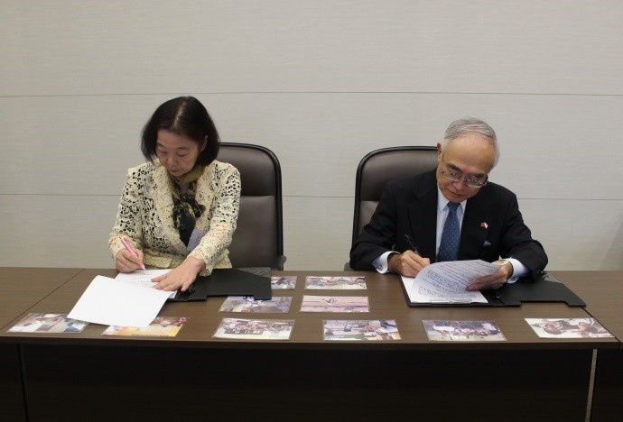 署名を行う中嶋総領事と馬場理事長
