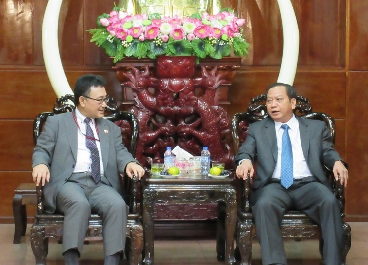 Tổng Lãnh sự Nhật Bản Kawaue và Bí thư Thành ủy thành phố Cần Thơ Trần Quốc Trung