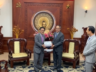 Tổng Lãnh sự KAWAUE (trái) và Bí thư Nguyễn Thiện Nhân (phải)
