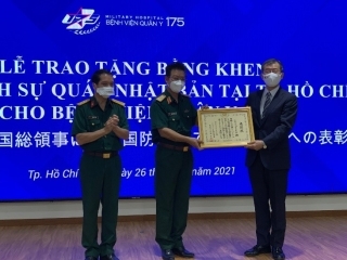 渡邊在ホーチミン総領事による175軍医病院に対する在外公館長表彰写真1