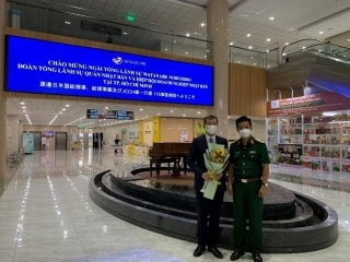 渡邊在ホーチミン総領事による175軍医病院に対する在外公館長表彰写真2